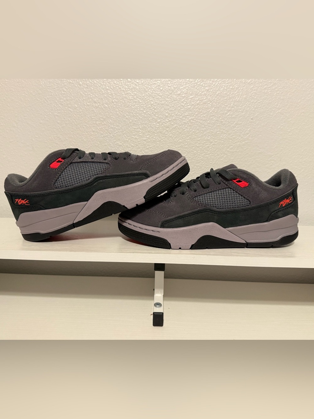 Jordan flight court (GS) dark grey-Infrared 23 - black, size 6y